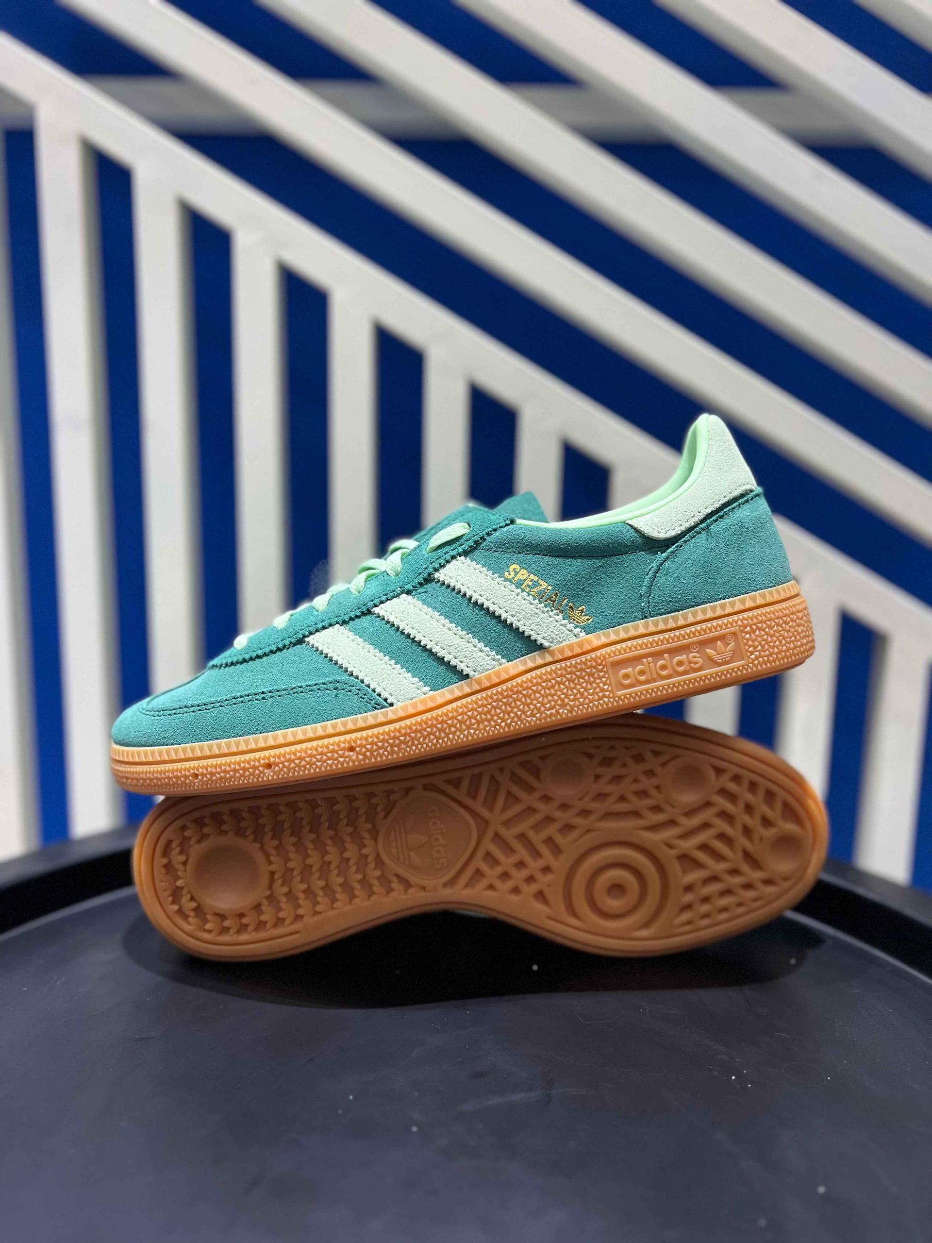 Adidas Spezial "Collegiate Green Semi Green Spark Gum"